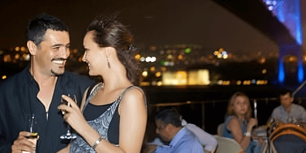 Romantic Bosphorus Cruise: Dinner and Turkish Night Show