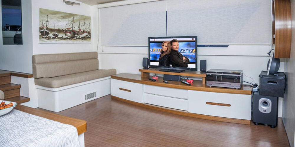 private bosphorus cruise tour with lunch and tour guide on yacht